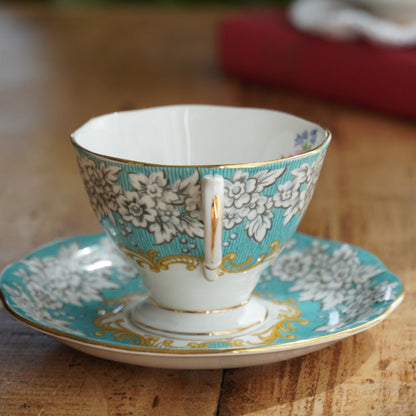 Petite tasse en porcelaine "Mary" en porcelaine anglaise fleurie et dorée Royal Albert modèle Enchantment