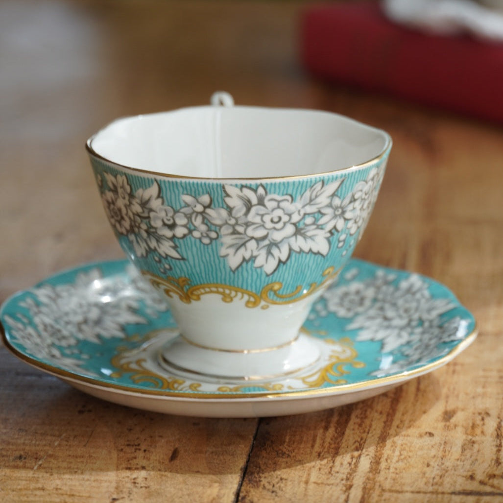 Petite tasse en porcelaine "Mary" en porcelaine anglaise fleurie et dorée Royal Albert modèle Enchantment