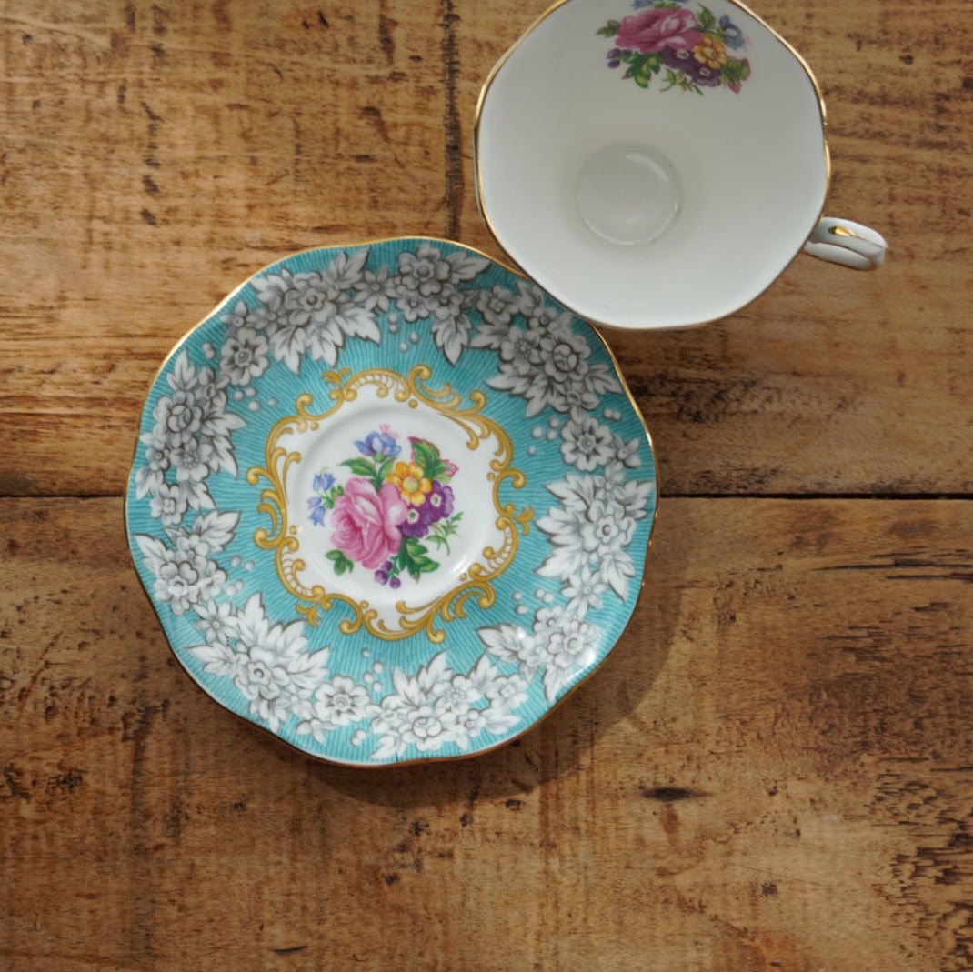 Petite tasse en porcelaine "Mary" en porcelaine anglaise fleurie et dorée Royal Albert modèle Enchantment