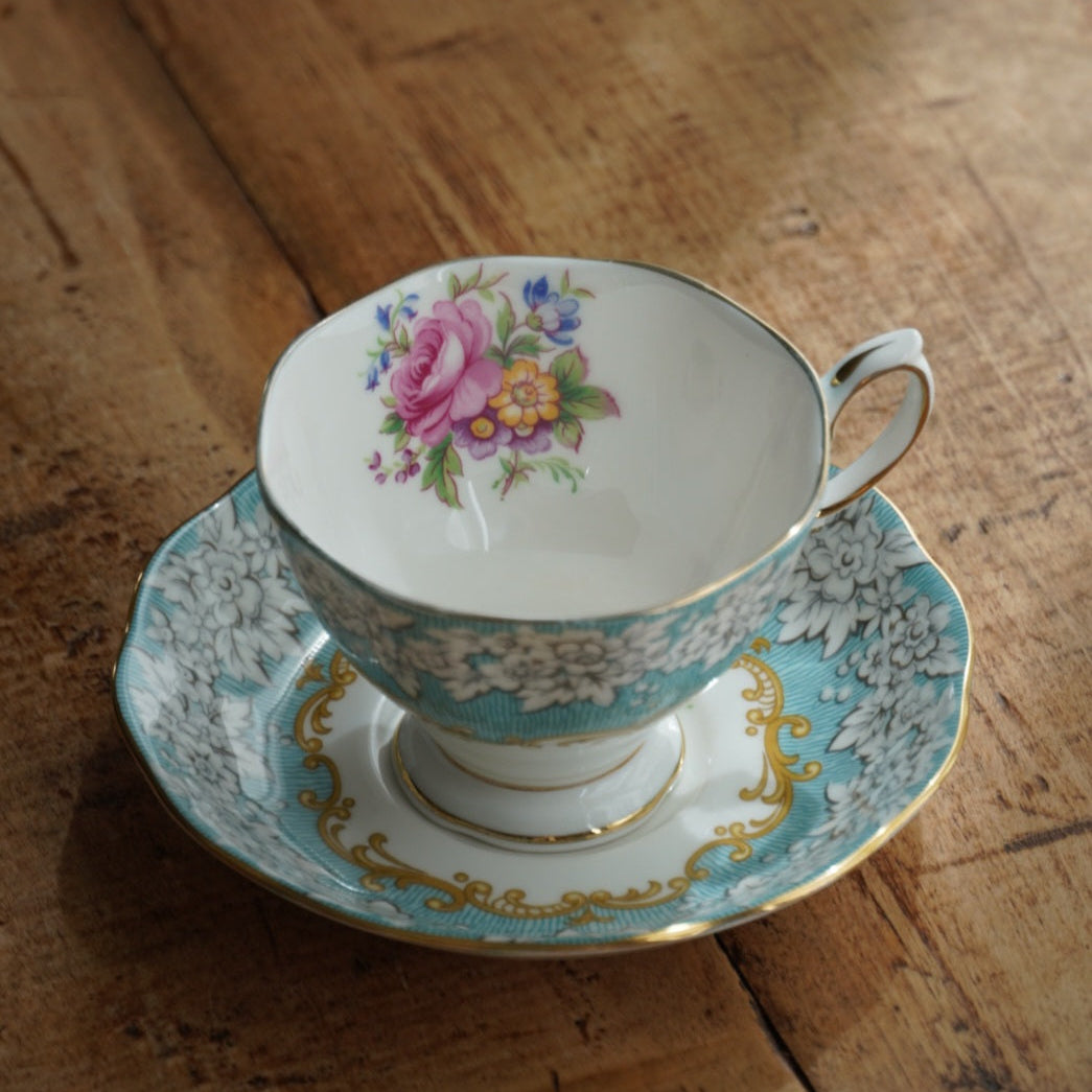 Petite tasse en porcelaine "Mary" en porcelaine anglaise fleurie et dorée Royal Albert modèle Enchantment