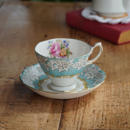 Petite tasse en porcelaine "Mary" en porcelaine anglaise fleurie et dorée Royal Albert modèle Enchantment
