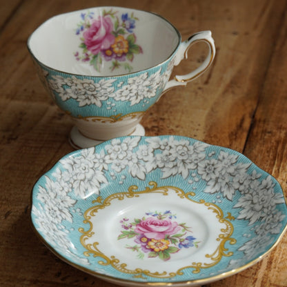 Tasse "Mary" en porcelaine anglaise fleurie et dorée Royal Albert modèle Enchantment