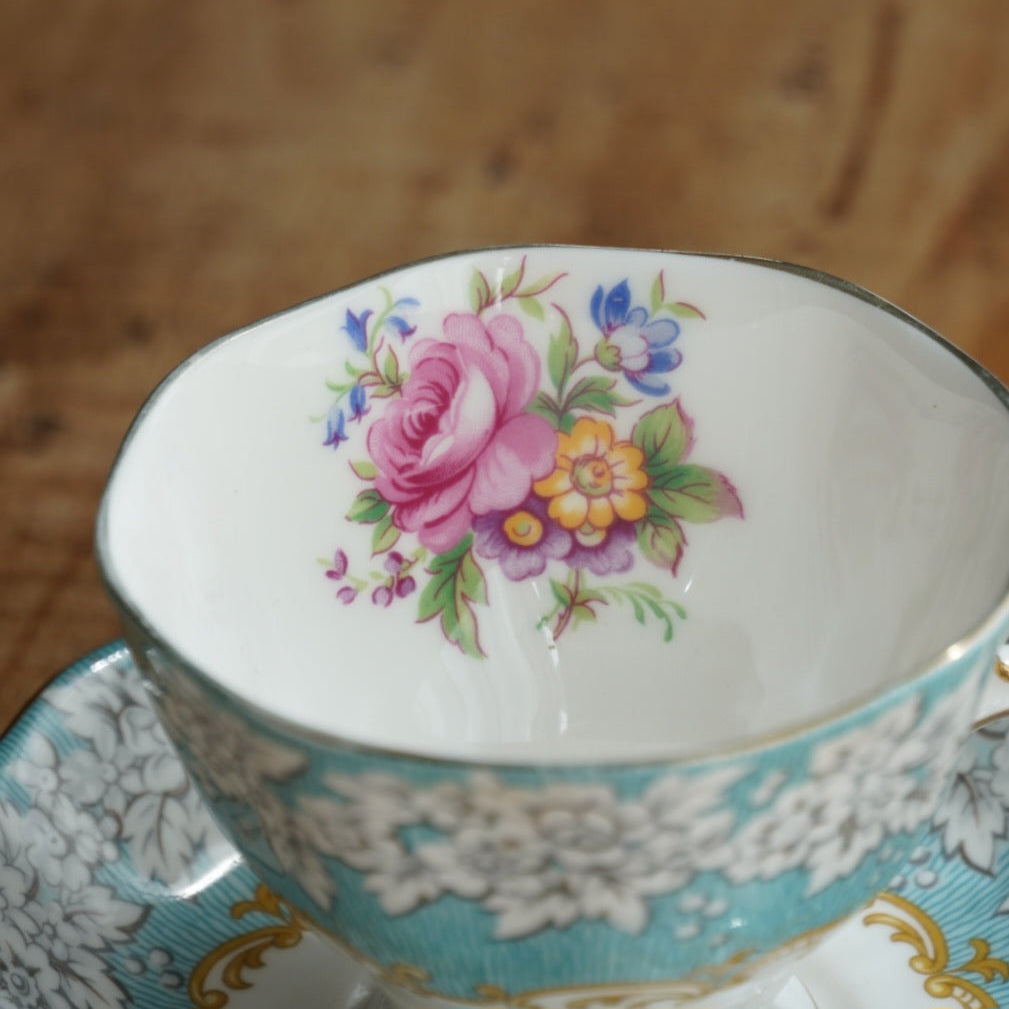 Tasse "Mary" en porcelaine anglaise fleurie et dorée Royal Albert modèle Enchantment