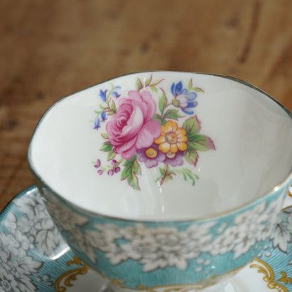 Tasse "Mary" en porcelaine anglaise fleurie et dorée Royal Albert modèle Enchantment