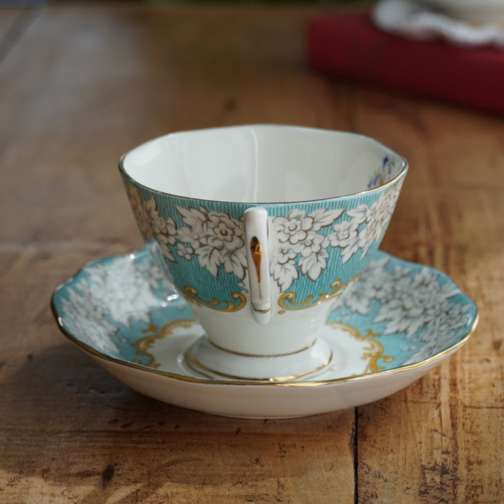 Tasse "Mary" en porcelaine anglaise fleurie et dorée Royal Albert modèle Enchantment