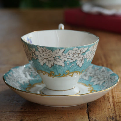 Tasse "Mary" en porcelaine anglaise fleurie et dorée Royal Albert modèle Enchantment