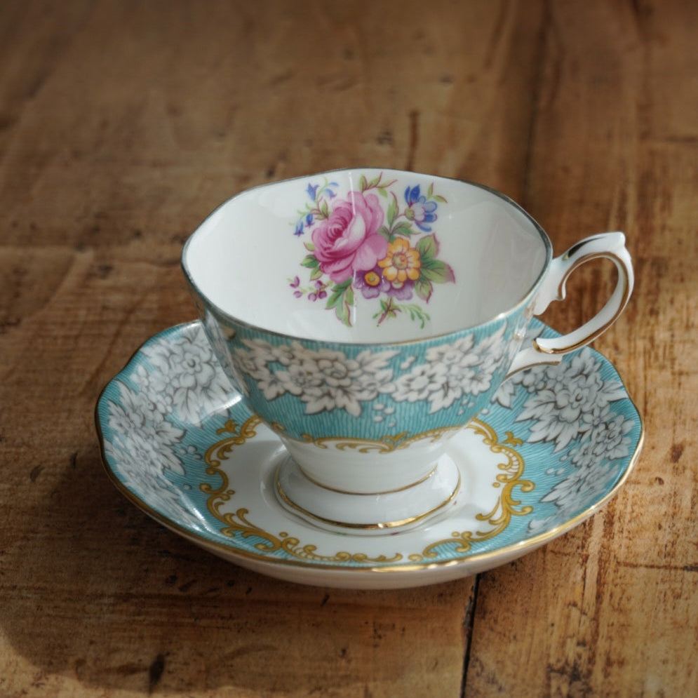 Tasse "Mary" en porcelaine anglaise fleurie et dorée Royal Albert modèle Enchantment