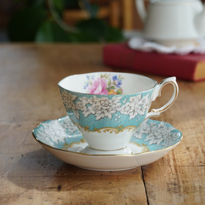 Tasse "Mary" en porcelaine anglaise fleurie et dorée Royal Albert modèle Enchantment