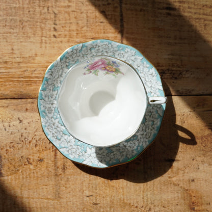 Tasse "Mary" en porcelaine anglaise fleurie et dorée Royal Albert modèle Enchantment