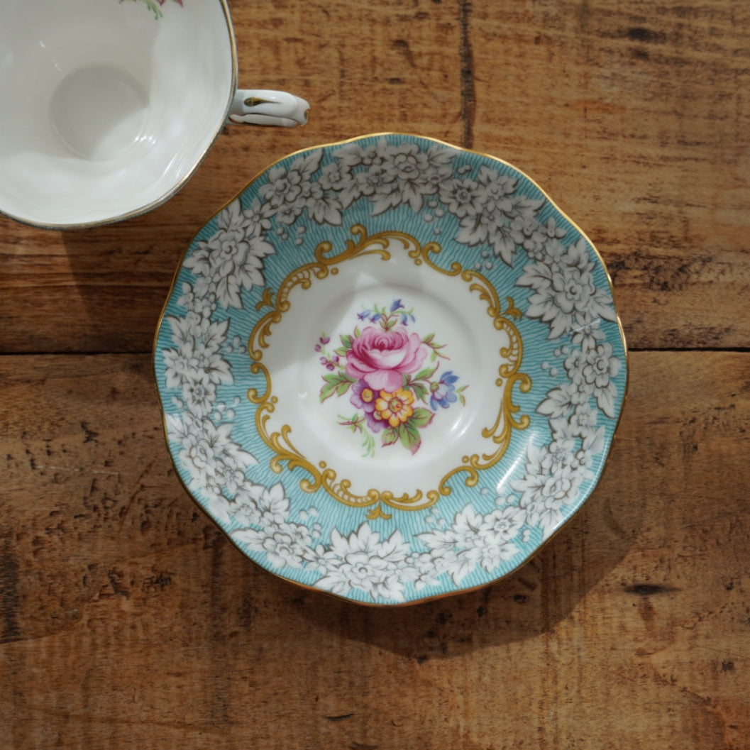 Tasse "Mary" en porcelaine anglaise fleurie et dorée Royal Albert modèle Enchantment