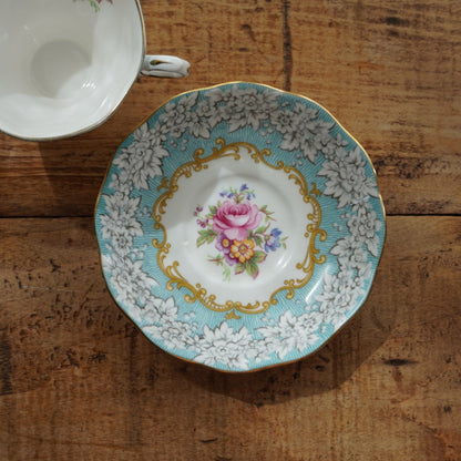 Tasse "Mary" en porcelaine anglaise fleurie et dorée Royal Albert modèle Enchantment
