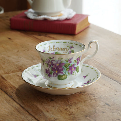 Tasse "February" en porcelaine anglaise fleurie et dorée du mois de Février Royal Albert