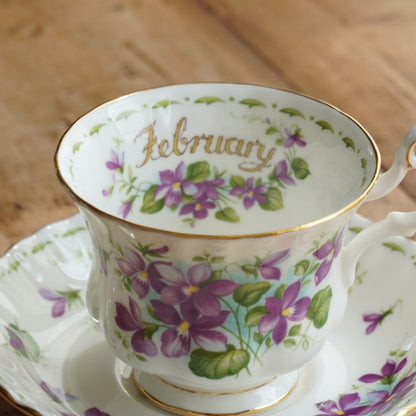 Tasse "February" en porcelaine anglaise fleurie et dorée du mois de Février Royal Albert