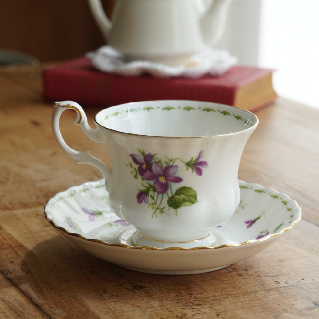 Tasse "February" en porcelaine anglaise fleurie et dorée du mois de Février Royal Albert