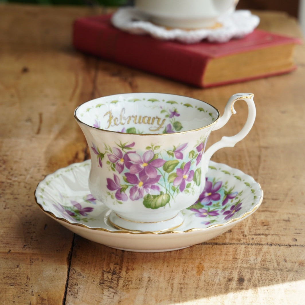 Tasse "February" en porcelaine anglaise fleurie et dorée du mois de Février Royal Albert