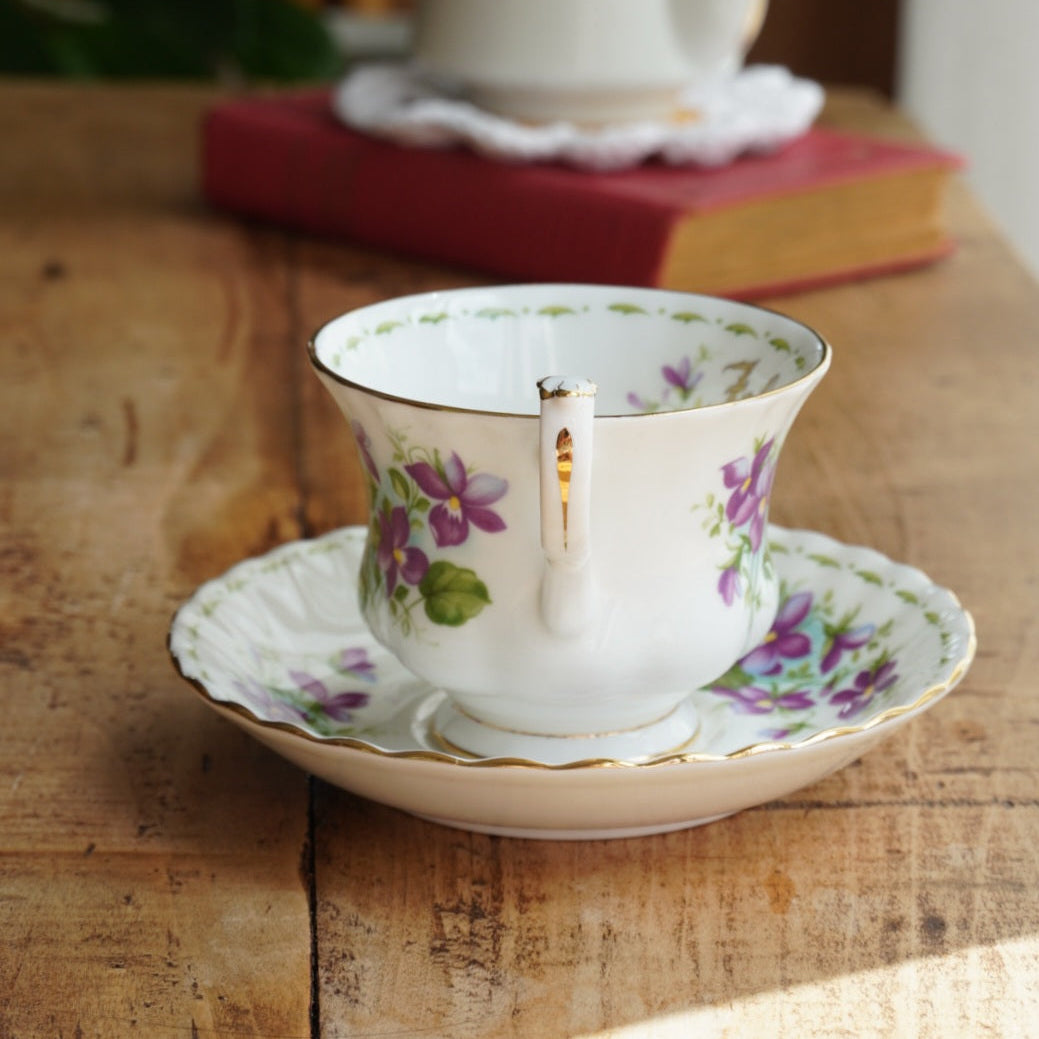 Tasse "February" en porcelaine anglaise fleurie et dorée du mois de Février Royal Albert
