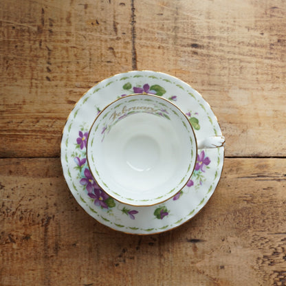 Tasse "February" en porcelaine anglaise fleurie et dorée du mois de Février Royal Albert