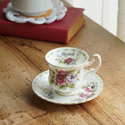 Petite tasse "March" en porcelaine anglaise fleurie et dorée du mois de Mars Royal Albert