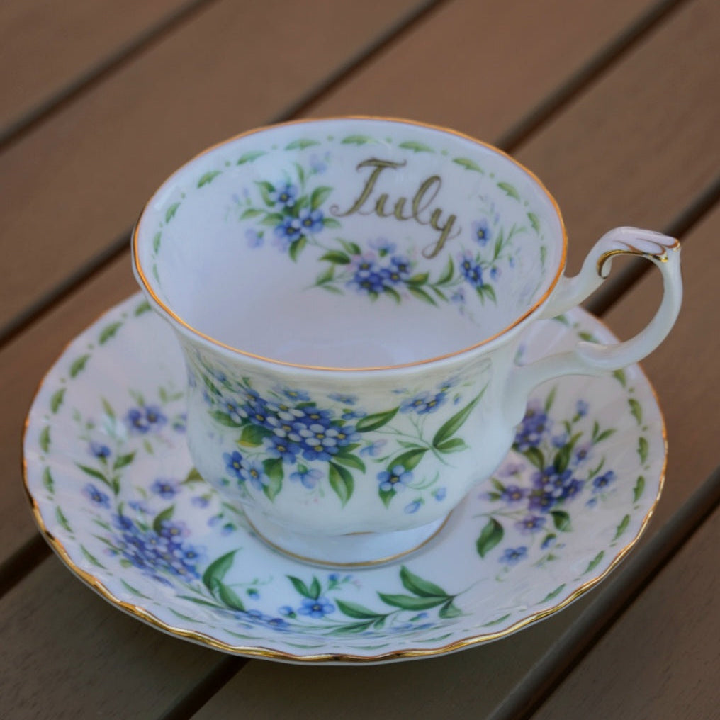 Tasse "Juillet" en porcelaine anglaise Royal Albert