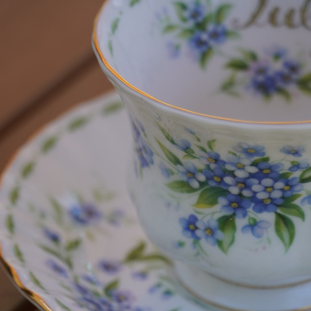 Tasse "Juillet" en porcelaine anglaise Royal Albert