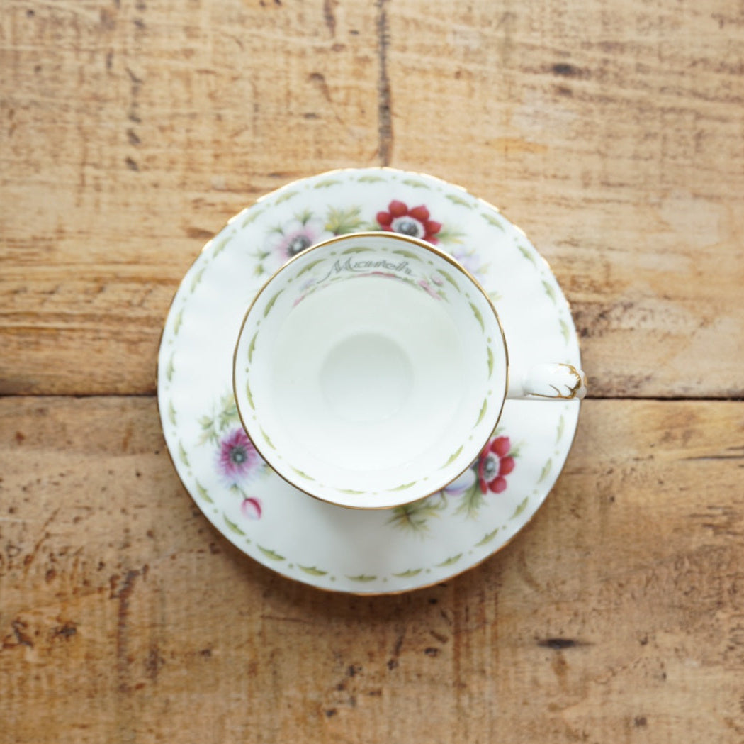 Petite tasse "March" en porcelaine anglaise fleurie et dorée du mois de Mars Royal Albert