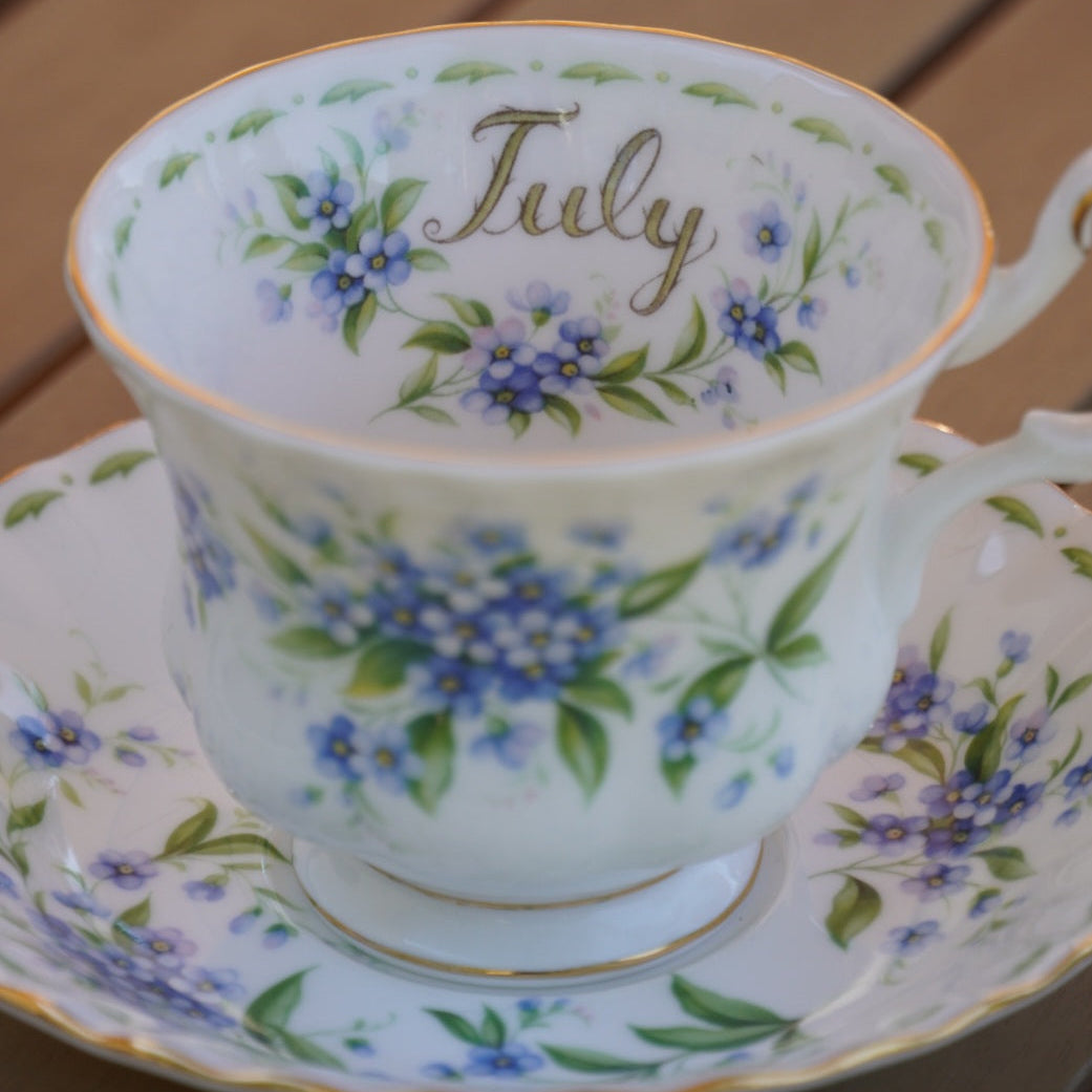 Tasse "Juillet" en porcelaine anglaise Royal Albert