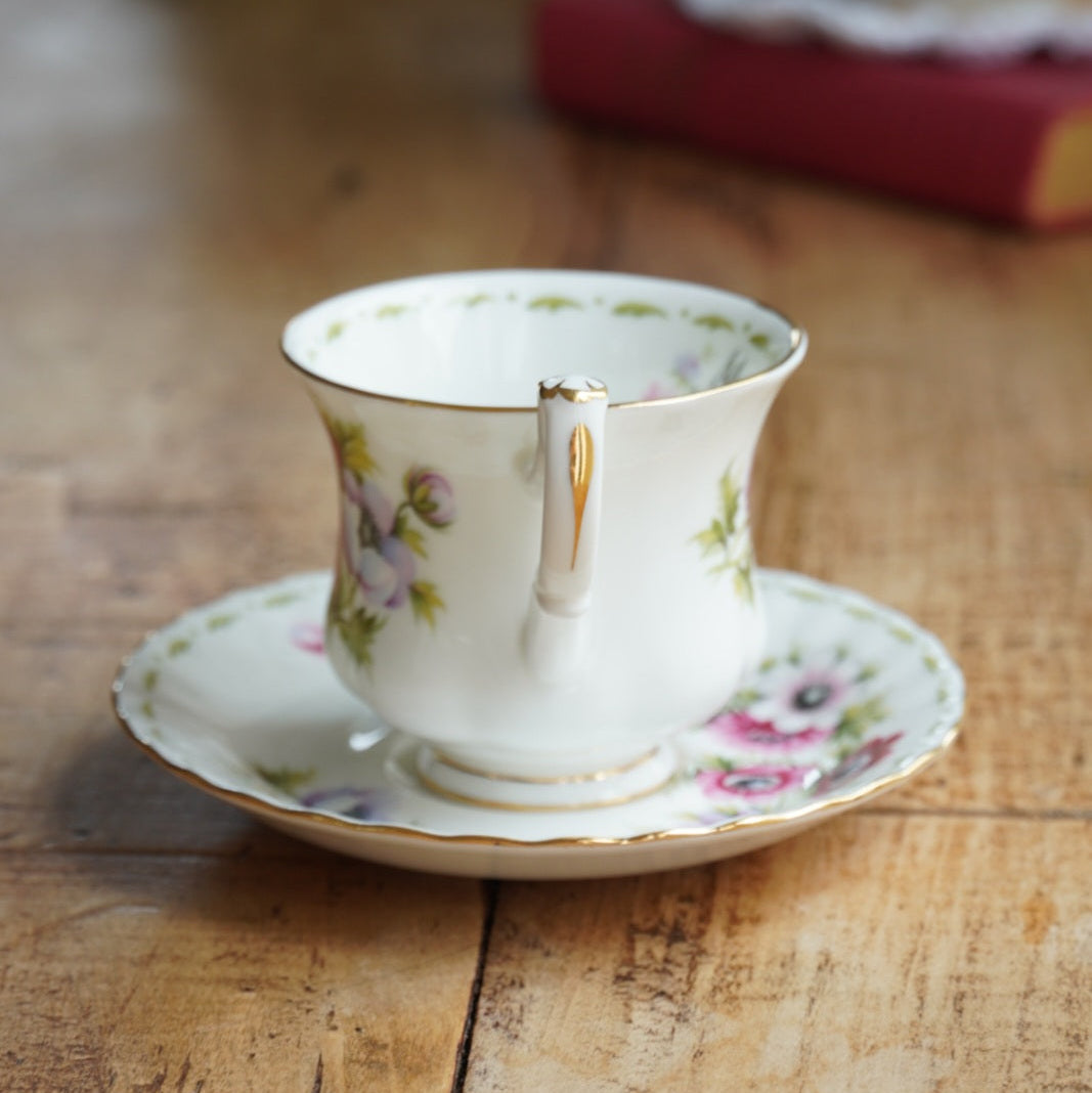 Petite tasse "March" en porcelaine anglaise fleurie et dorée du mois de Mars Royal Albert