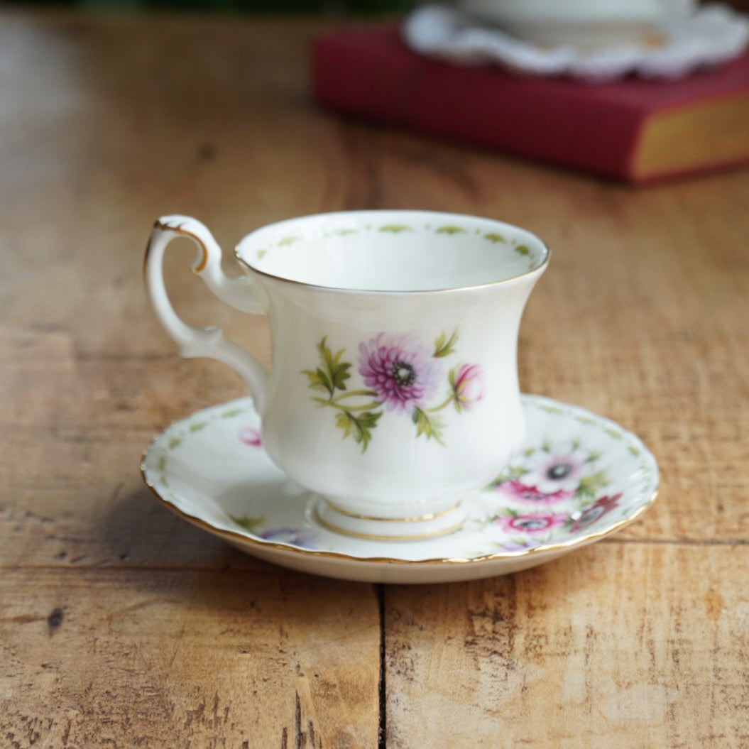 Petite tasse "March" en porcelaine anglaise fleurie et dorée du mois de Mars Royal Albert