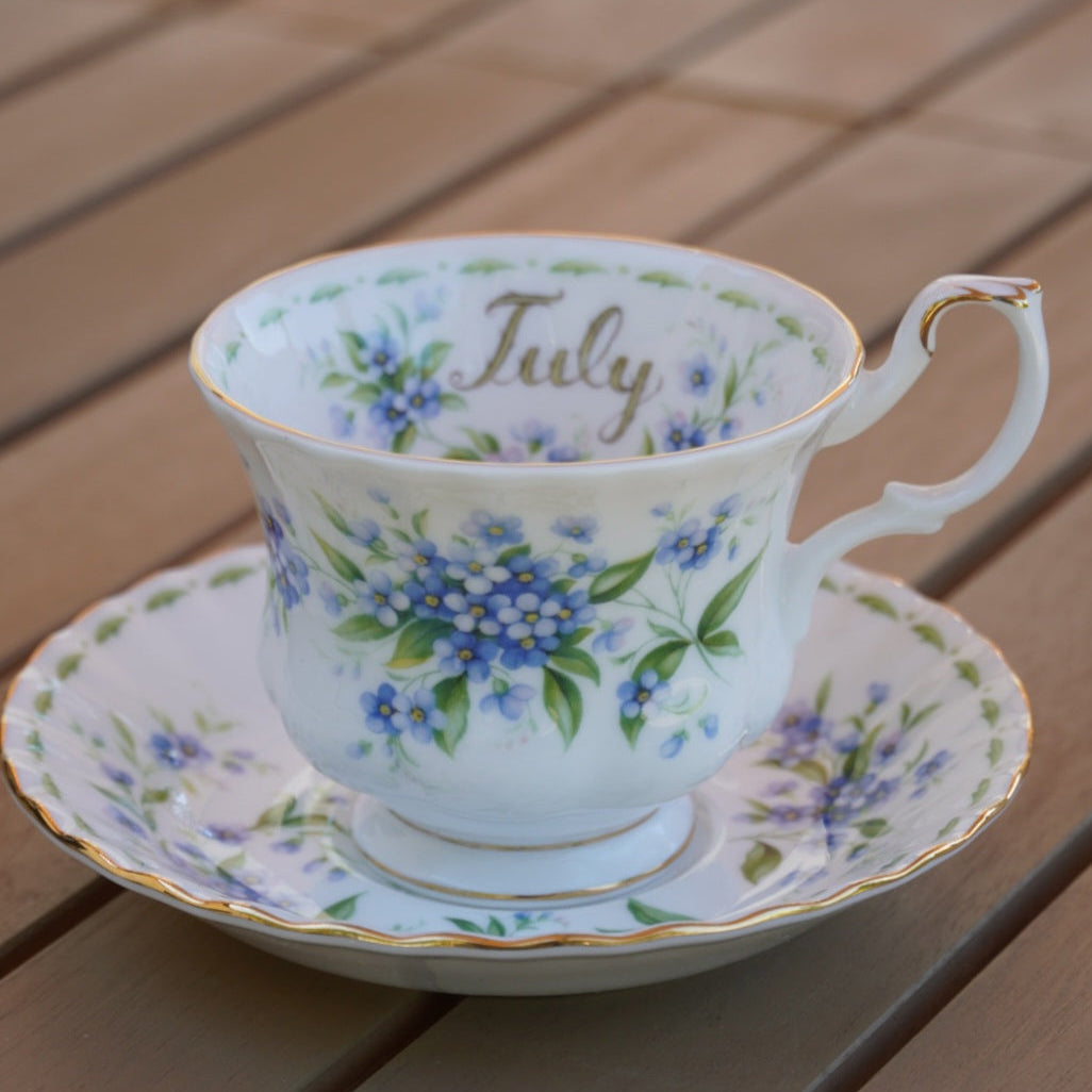Tasse "Juillet" en porcelaine anglaise Royal Albert