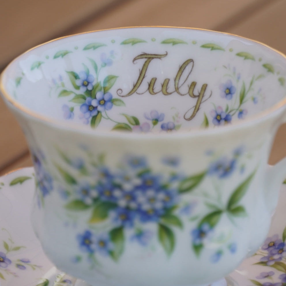 Tasse "Juillet" en porcelaine anglaise Royal Albert