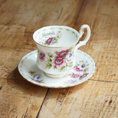 Petite tasse "March" en porcelaine anglaise fleurie et dorée du mois de Mars Royal Albert