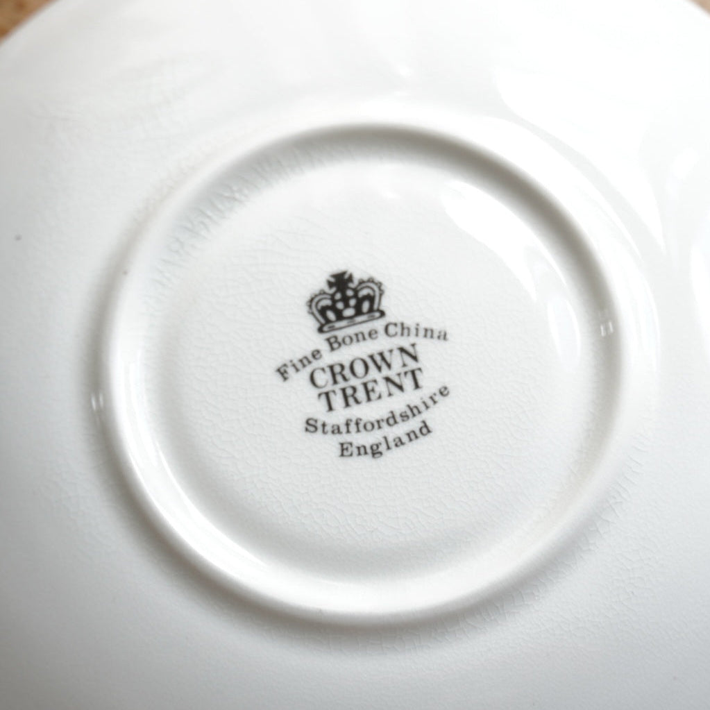 Tasse "April" en porcelaine anglaise fleurie et dorée du mois d'Avril Crown Trent