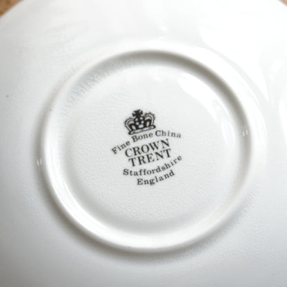 Tasse "April" en porcelaine anglaise fleurie et dorée du mois d'Avril Crown Trent