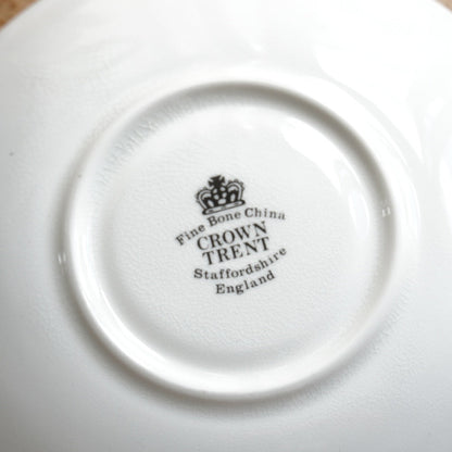 Tasse "February" en porcelaine anglaise fleurie et dorée du mois de Février Crown Trent