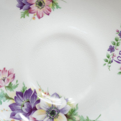 Tasse "January" en porcelaine anglaise fleurie et dorée du mois de Janvier Crown Trent