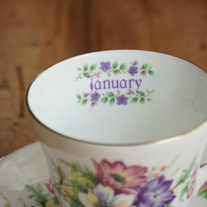 Tasse "January" en porcelaine anglaise fleurie et dorée du mois de Janvier Crown Trent