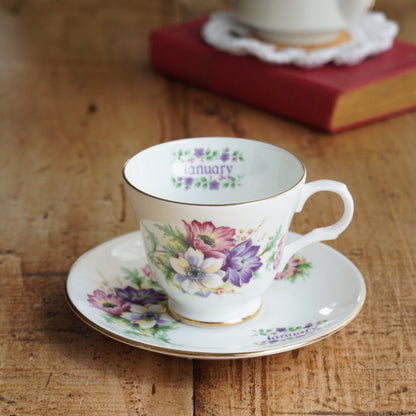 Tasse "January" en porcelaine anglaise fleurie et dorée du mois de Janvier Crown Trent