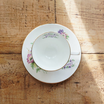 Tasse "January" en porcelaine anglaise fleurie et dorée du mois de Janvier Crown Trent