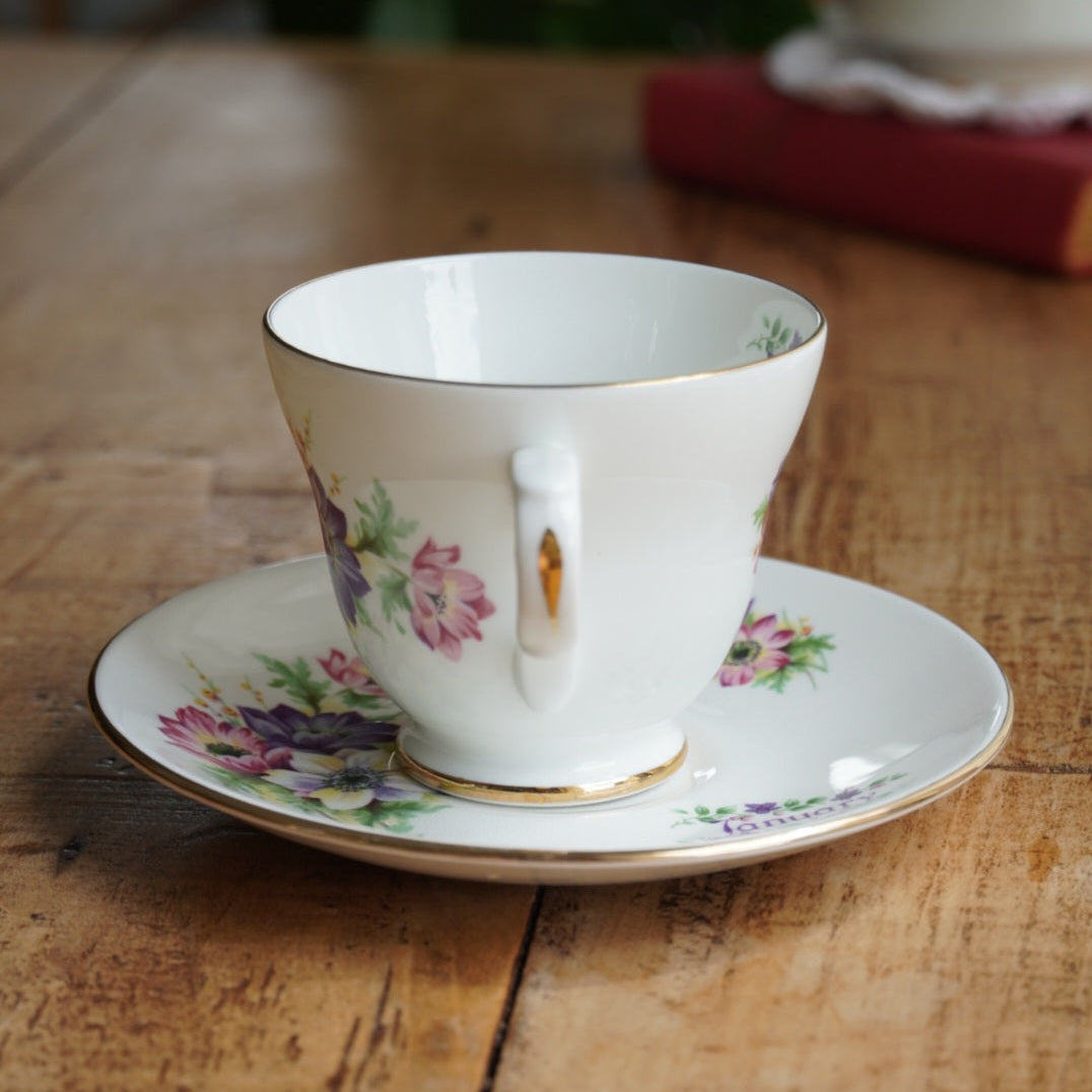 Tasse "January" en porcelaine anglaise fleurie et dorée du mois de Janvier Crown Trent