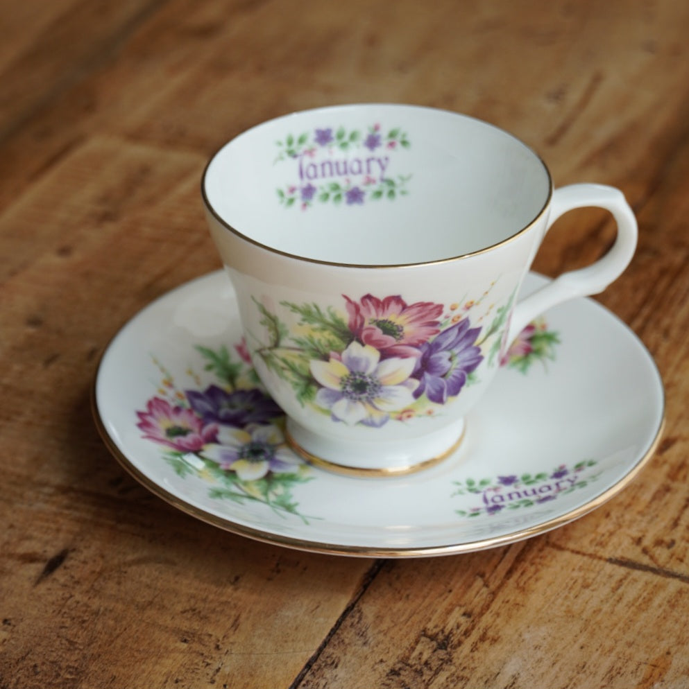 Tasse "January" en porcelaine anglaise fleurie et dorée du mois de Janvier Crown Trent