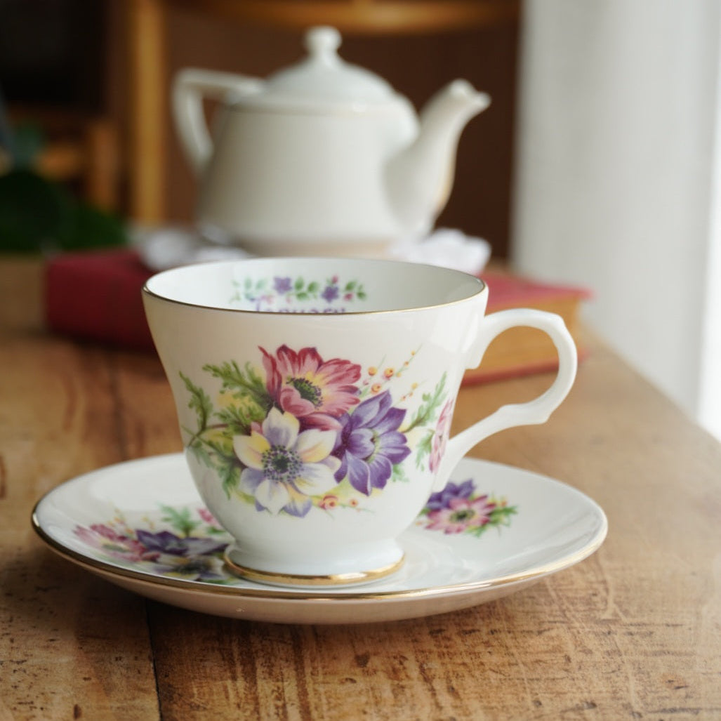 Tasse "January" en porcelaine anglaise fleurie et dorée du mois de Janvier Crown Trent