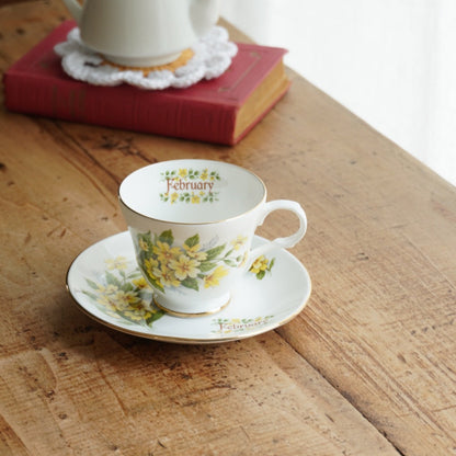Tasse "February" en porcelaine anglaise fleurie et dorée du mois de Février Crown Trent