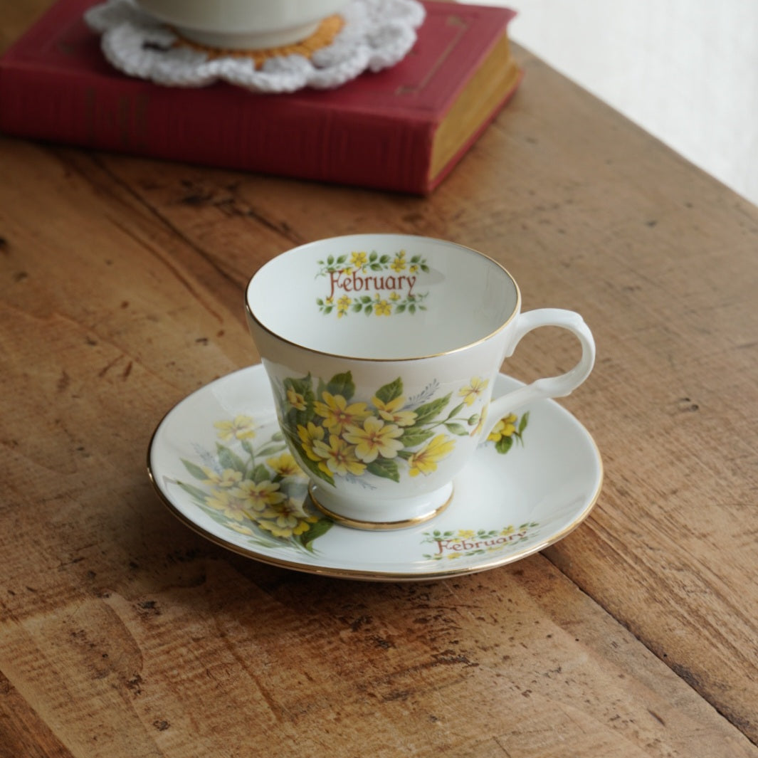 Tasse "February" en porcelaine anglaise fleurie et dorée du mois de Février Crown Trent