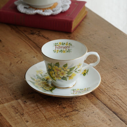 Tasse "February" en porcelaine anglaise fleurie et dorée du mois de Février Crown Trent