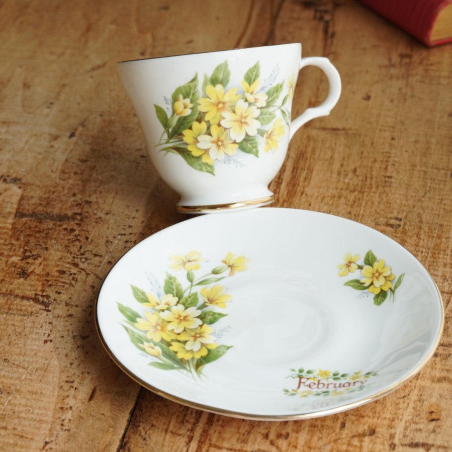 Tasse "February" en porcelaine anglaise fleurie et dorée du mois de Février Crown Trent