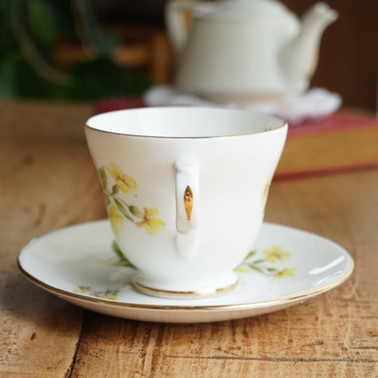 Tasse "February" en porcelaine anglaise fleurie et dorée du mois de Février Crown Trent