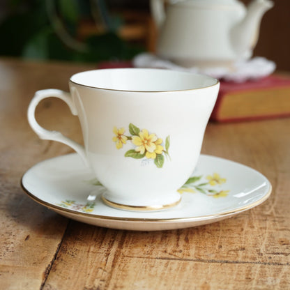 Tasse "February" en porcelaine anglaise fleurie et dorée du mois de Février Crown Trent