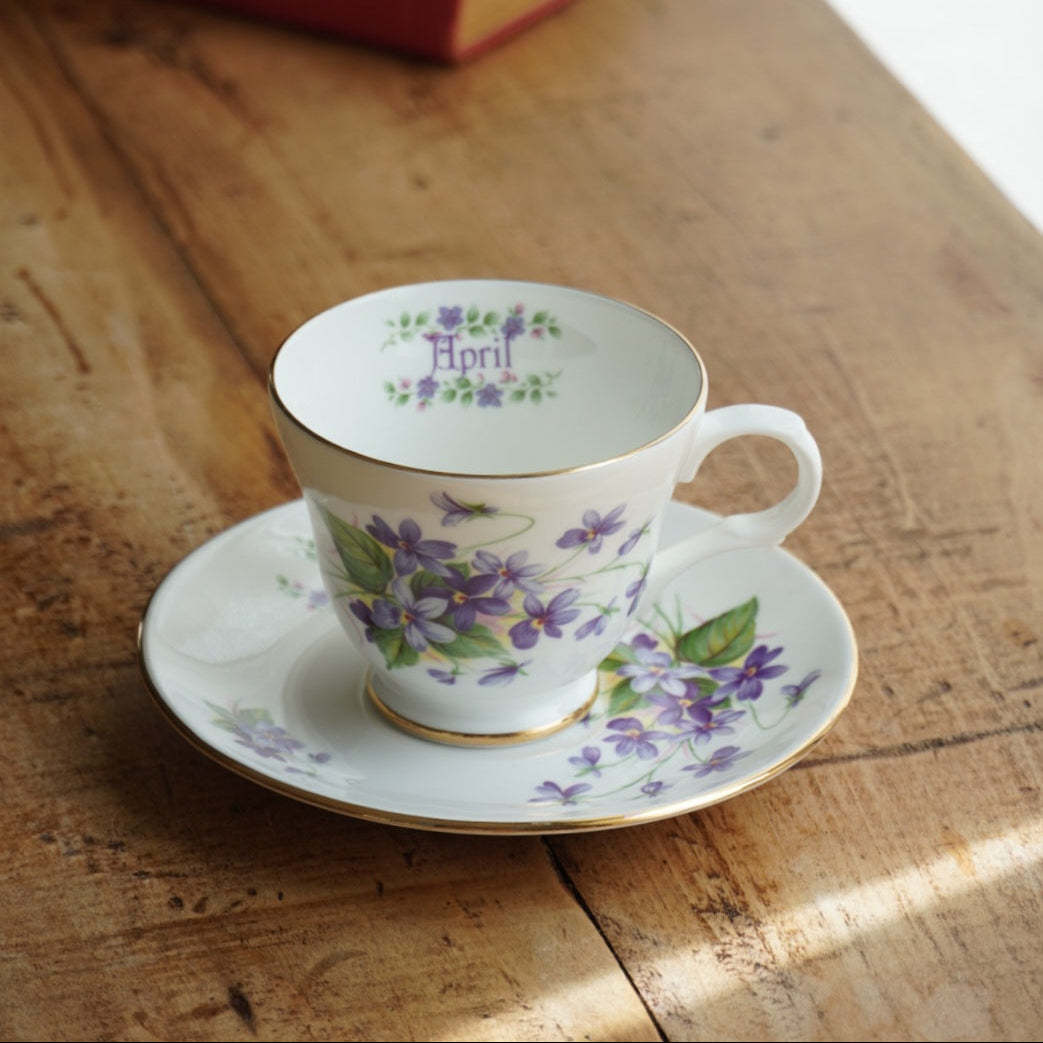 Tasse "April" en porcelaine anglaise fleurie et dorée du mois d'Avril Crown Trent