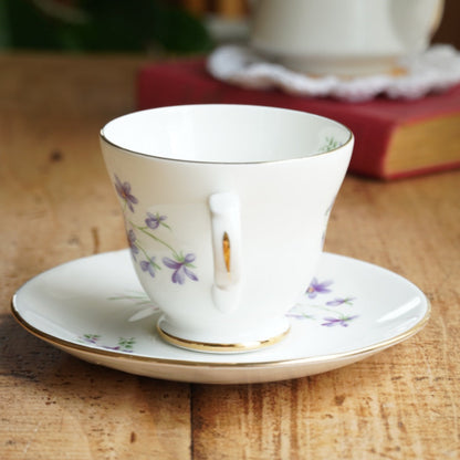 Tasse "April" en porcelaine anglaise fleurie et dorée du mois d'Avril Crown Trent