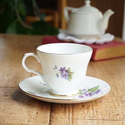 Tasse "April" en porcelaine anglaise fleurie et dorée du mois d'Avril Crown Trent